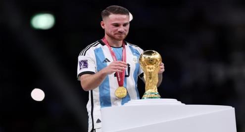 بطل العالم.. أليستر يُشعل صراع ثلاثي الدوري الإنجليزي